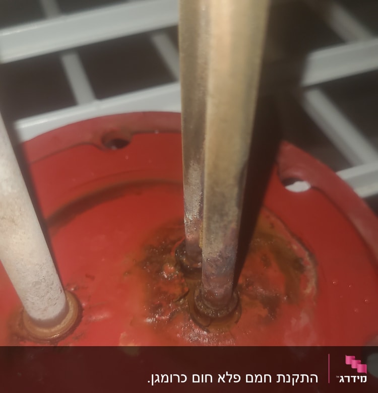 חלק עליון של דוד שמש עם צינורות מתכת חלודים